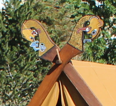 Detail, Rake or dragon head poles